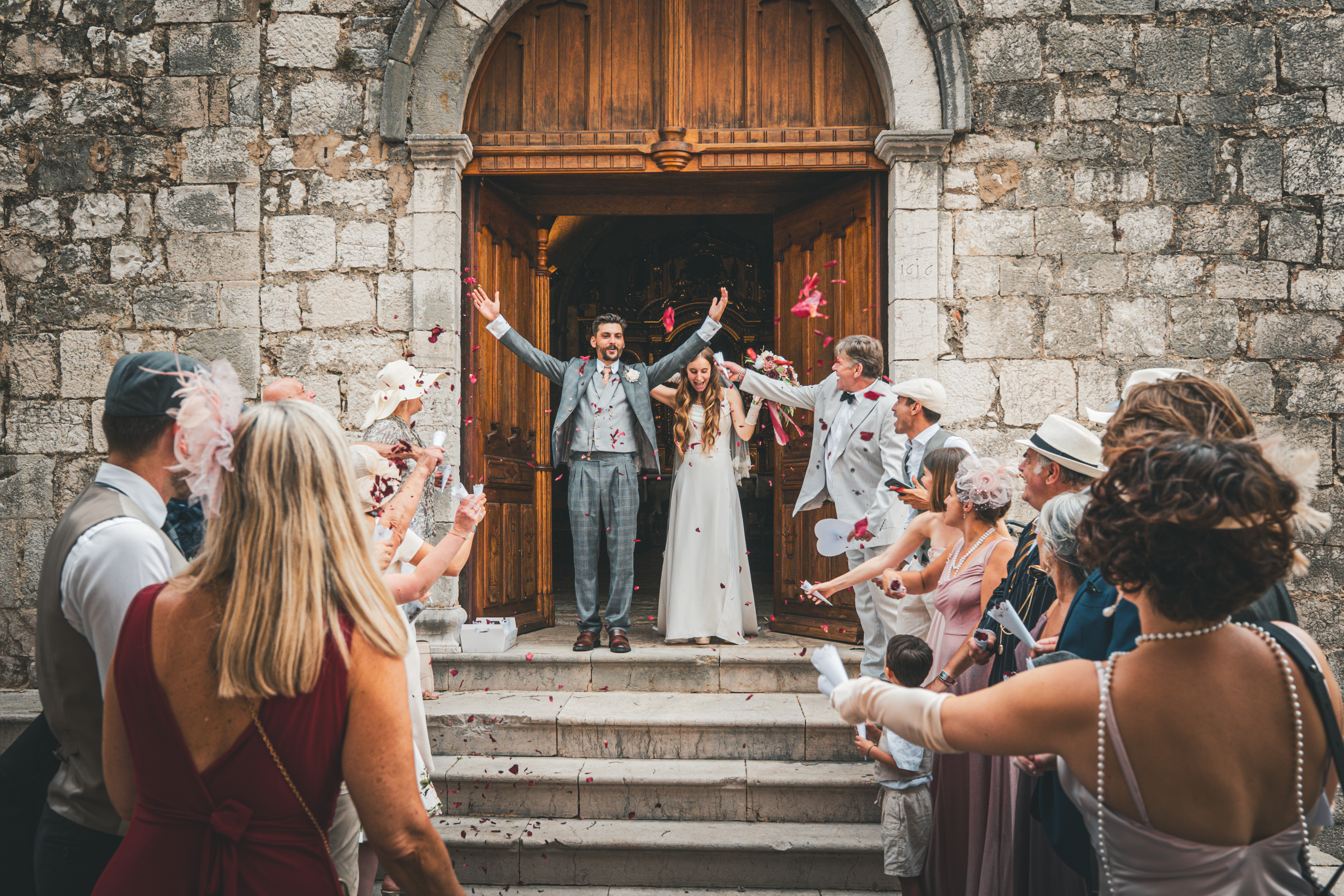 Sortie de cérémonie sous les confettis, mariage d'Estelle et Vincent